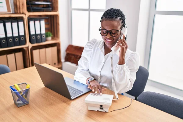Африканська Жінка Бізнесмен Яка Розмовляє Телефону Допомогою Ноутбука Офісі — стокове фото