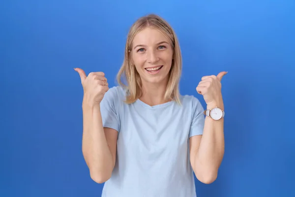 파란색 티셔츠를 코카서스 여성은 손으로 긍정적 몸짓을 손가락으로 웃으며 행복해 — 스톡 사진