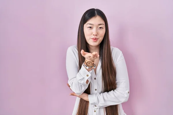 Mujer Joven China Pie Sobre Fondo Rosa Mirando Cámara Soplando —  Fotos de Stock