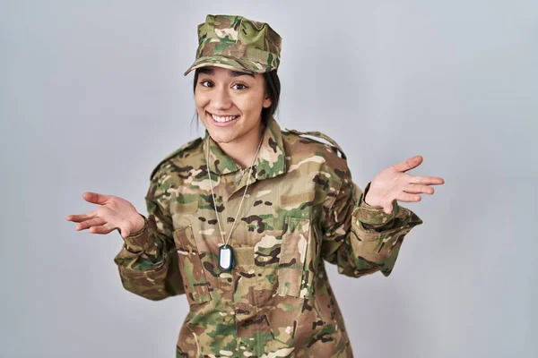 Joven Mujer Del Sur Asia Vistiendo Camuflaje Ejército Uniforme Sonriente —  Fotos de Stock