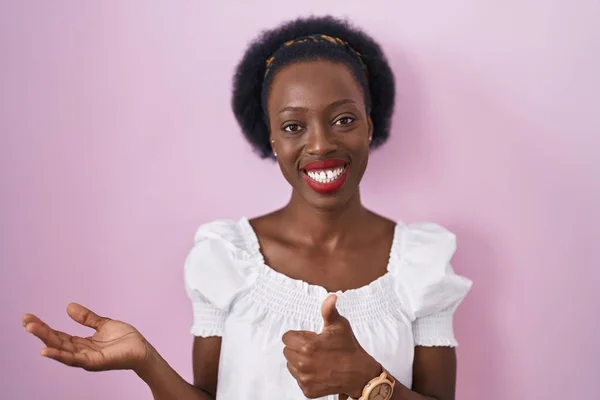 Mujer Africana Con Pelo Rizado Pie Sobre Fondo Rosa Que — Foto de Stock