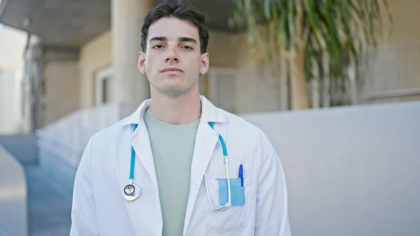 Ung Latinamerikansk Man Läkare Står Med Allvarliga Uttryck Sjukhus — Stockfoto