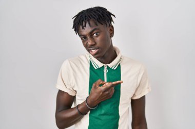 Afrika kökenli Afrikalı bir adam izole edilmiş arka planda dikiliyor. Endişeli ve endişeli bir ifade takınıyor. 