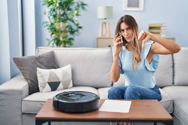 Genç İspanyol kadın elektrikli süpürgeyle evde oturuyor. Telefonda kızgın bir suratla konuşuyor. Negatif işaretler baş parmakları aşağıda, reddedilme kavramından hoşlanmıyor. 