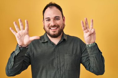 Ayrıca sarı arka planda dikilen sakallı İspanyol adam sekiz numaralı parmaklarıyla gülümseyerek kendinden emin ve mutlu görünüyor.. 