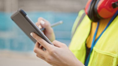 Genç ve güzel İspanyol bir mimar. Caddede dokunmatik bir yere yazı yazıyor.