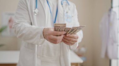Genç İspanyol doktor klinikte dolar sayıyor.