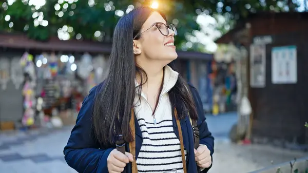 Jovem Hispânica Mulher Turista Usando Mochila Sorrindo Olhando Para Mercado — Fotografia de Stock