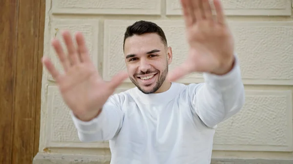 Νεαρός Ισπανός Χαμογελάει Αυτοπεποίθηση Κάνοντας Χειρονομίες Στο Δρόμο — Φωτογραφία Αρχείου
