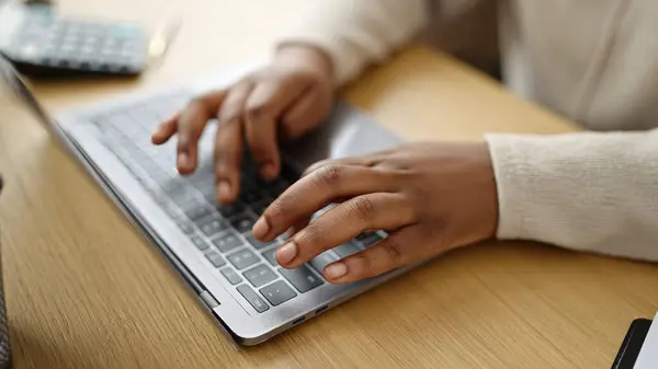 Африканская Американка Использует Ноутбук Офисе — стоковое фото