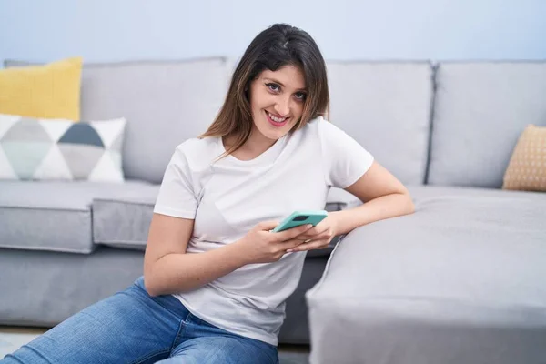 Genç Spanyol Kadın Akıllı Telefon Kullanıyor Evde Yerde Oturuyor — Stok fotoğraf