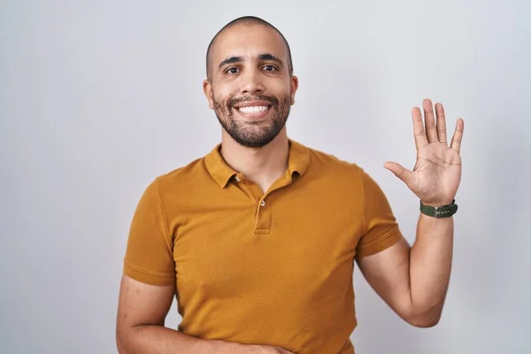 Латиноамериканец Бородой Стоит Белом Фоне Показывает Пальцами Номер Пять Улыбаясь — стоковое фото