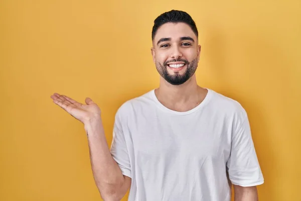 Jonge Knappe Man Met Casual Shirt Gele Achtergrond Lachend Vrolijke — Stockfoto
