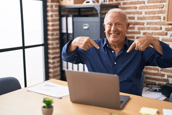 Старший Мужчина Седыми Волосами Работающий Ноутбуком Офисе Выглядит Уверенно Улыбкой — стоковое фото