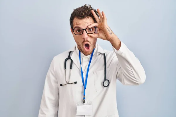 Young Hispanic Man Wearing Doctor Uniform Stethoscope Doing Gesture Shocked — Stock Photo, Image