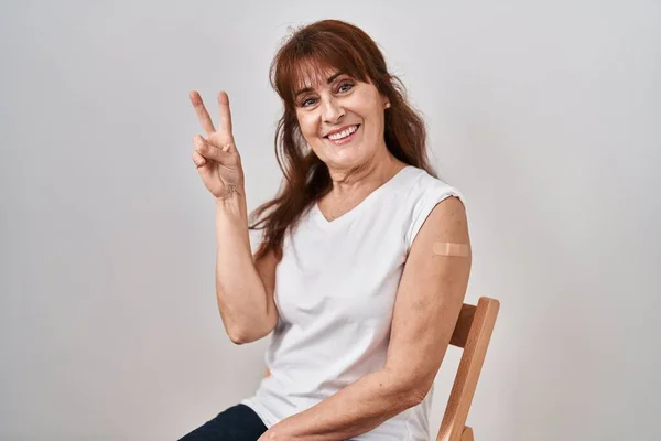 Eine Hispanische Frau Mittleren Alters Die Sich Impfen Lässt Zeigt — Stockfoto