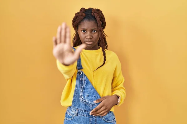 Sarı Arka Planda Dikilen Afrikalı Kadın Avuç Içiyle Şarkı Söylemeyi — Stok fotoğraf