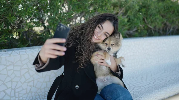 Mladá Hispánská Žena Psem Usměvavý Sebevědomí Aby Selfie Smartphone Parku — Stock fotografie