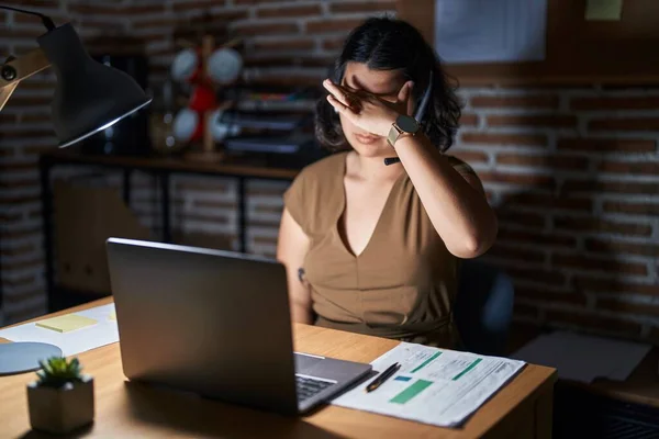 Young Hispanic Woman Working Office Night Covering Eyes Hand Looking — Stock Photo, Image