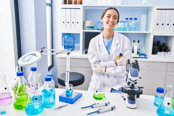 Jonge Brunette Vrouw Werkt Het Laboratorium Gelukkig Gezicht Glimlachend Met — Stockfoto