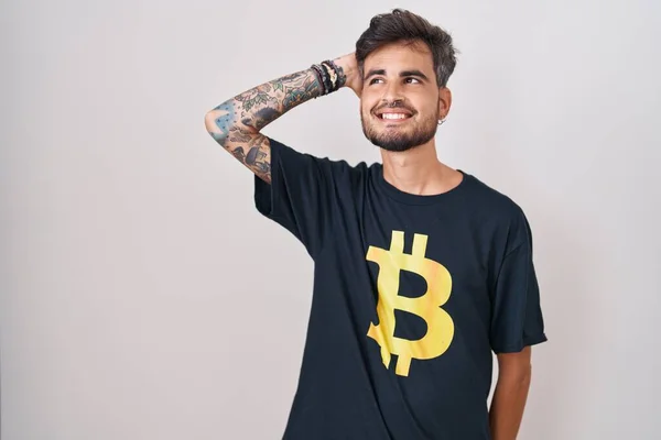Joven Hombre Hispano Con Tatuajes Con Camiseta Bitcoin Sonriendo Confiado —  Fotos de Stock