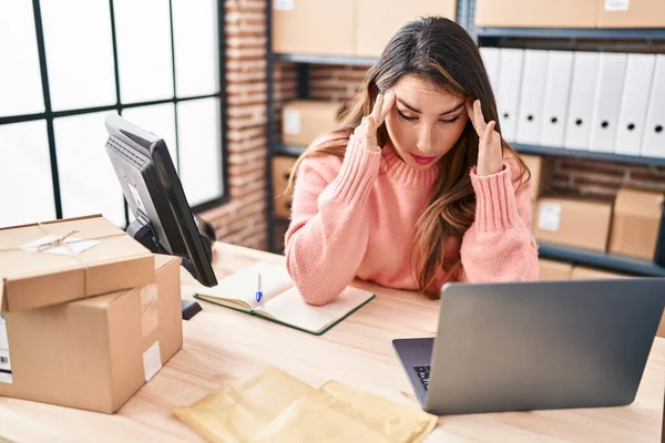 Young Beautiful Hispanic Woman Ecommerce Business Worker Stressed Working Office — Stock Photo, Image