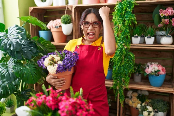 Jovem Árabe Mulher Trabalhando Florista Loja Segurando Planta Irritado Frustrado — Fotografia de Stock
