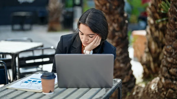 Ung Vacker Latinamerikansk Kvinna Företagare Använder Laptop Med Avslappnat Uttryck — Stockfoto