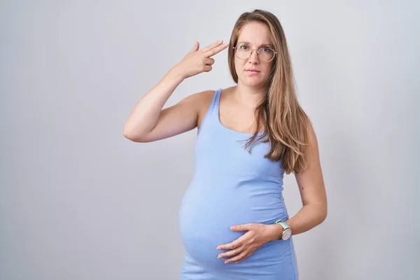 Jonge Zwangere Vrouw Die Een Witte Achtergrond Staat Schieten Zelfmoord — Stockfoto