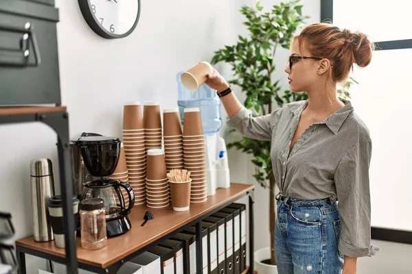 Junge Kaukasische Geschäftsfrau Hält Büro Ein Glas Kaffee Zum Mitnehmen — Stockfoto