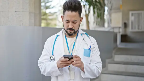 Jovem Latino Homem Médico Usando Smartphone Hospital — Fotografia de Stock