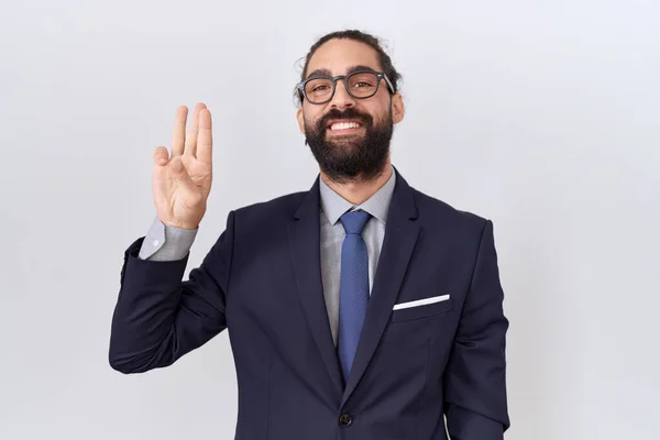 Латиноамериканец Бородой Костюме Галстуке Показывает Показывает Пальцами Номер Три Улыбаясь — стоковое фото