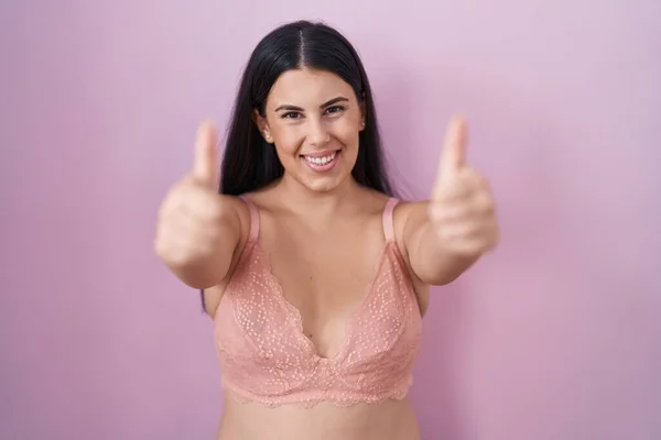 Jovem Hispânica Vestindo Sutiã Rosa Aprovando Fazer Gesto Positivo Com — Fotografia de Stock