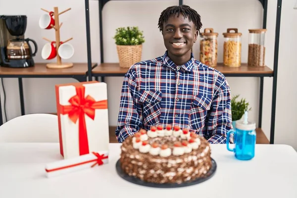 Afrikaanse Man Met Dreadlocks Vieren Verjaardag Met Grote Chocoladetaart Kijken — Stockfoto