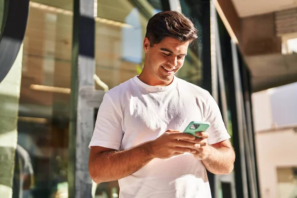 Jovem Hispânico Sorrindo Confiante Usando Smartphone Rua — Fotografia de Stock