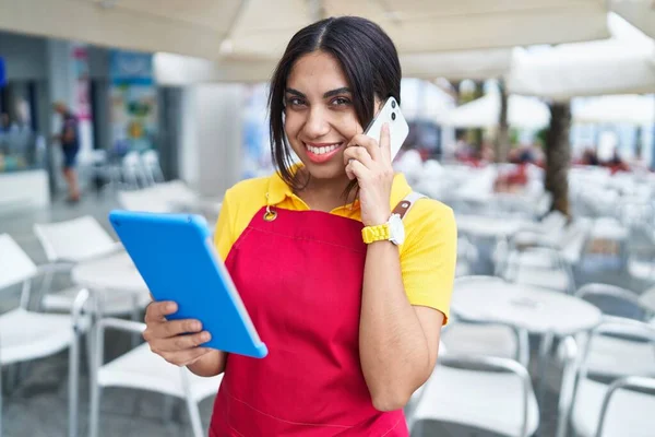 Jovem Bela Garçonete Árabe Mulher Falando Smartphone Usando Touchpad Terraço — Fotografia de Stock