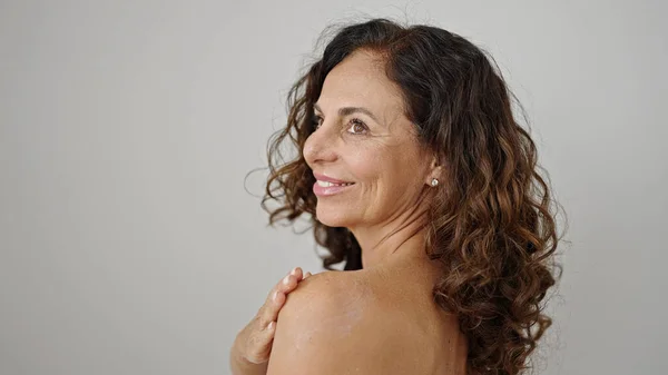 Mujer Hispana Mediana Edad Sonriendo Confiada Aplicando Tratamiento Piel Sobre — Foto de Stock