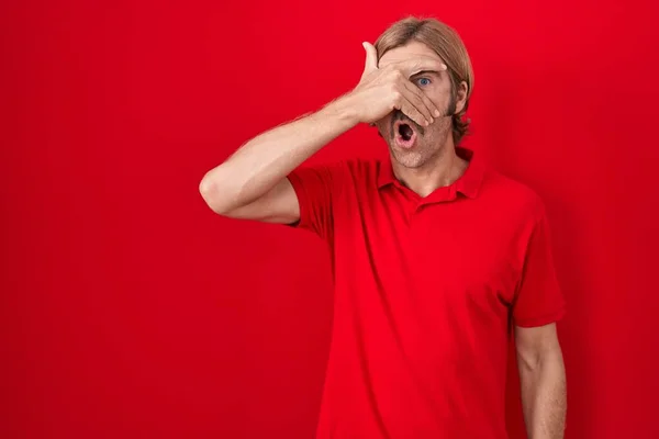 Blanke Man Met Snor Rode Achtergrond Kijkend Shock Gezicht Ogen — Stockfoto