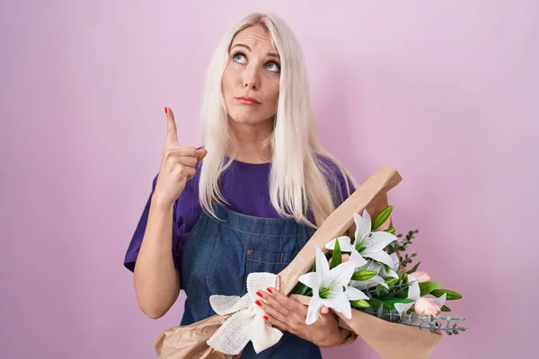 Caucasian Woman Holding Bouquet White Flowers Pointing Looking Sad Upset — Stock Photo, Image