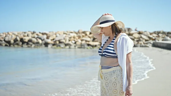 Medioevo Donna Ispanica Turista Bikini Spiaggia — Foto Stock