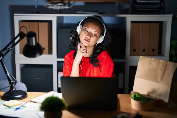 Mladá Asiatka Která Noci Pracuje Kanceláři Laptopem Rukou Bradě Přemýšlí — Stock fotografie