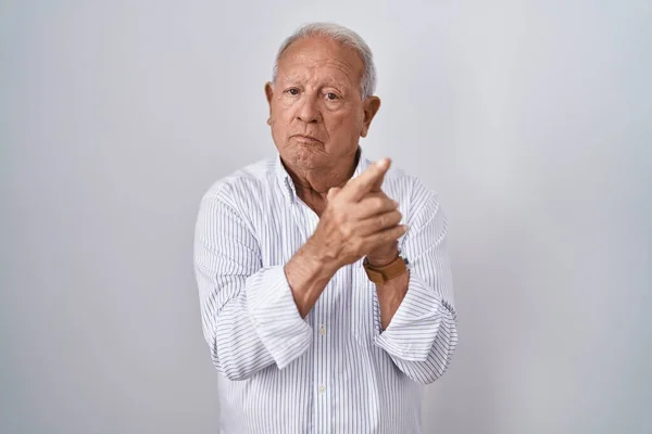 Uomo Anziano Con Capelli Grigi Piedi Sfondo Isolato Che Tiene — Foto Stock