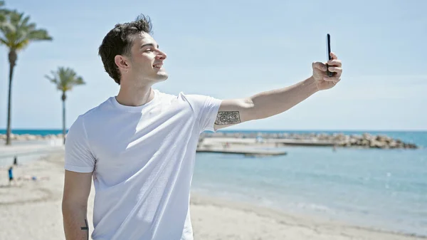Ung Latinamerikansk Man Ler Säker Att Göra Selfie Vid Smartphone — Stockfoto