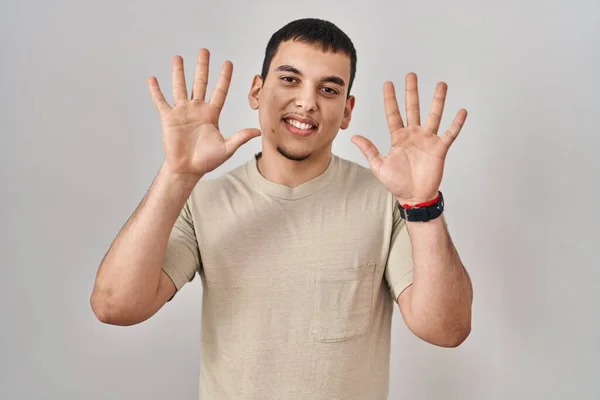Hombre Árabe Joven Con Camiseta Casual Mostrando Señalando Con Los — Foto de Stock
