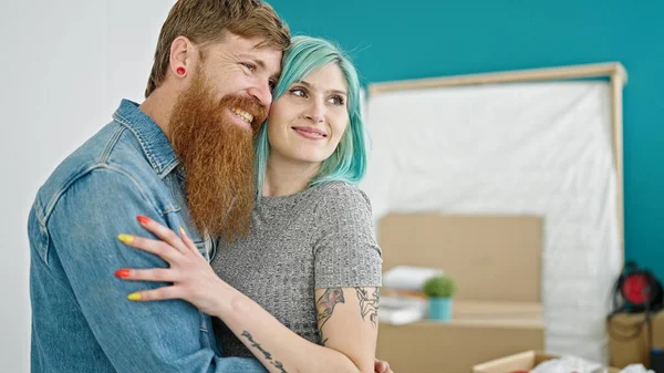 Muž Žena Pár Objímající Navzájem Usmívají Novém Domově — Stock fotografie