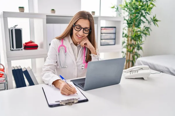 Young Woman Wearing Doctor Uniform Writing Clipboard Working Clinic — Stock fotografie