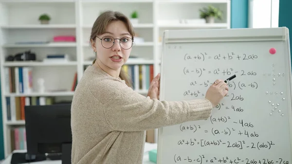 Junge Blonde Lehrerin Erklärt Mathe Unterricht Bibliothek — Stockfoto