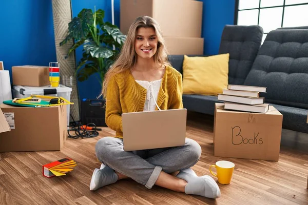 Młoda Kobieta Siedząca Podłodze Nowym Domu Przy Użyciu Laptopa Szczęśliwym — Zdjęcie stockowe