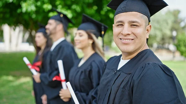 Grupo Personas Estudiantes Graduados Que Poseen Diploma Campus Universitario —  Fotos de Stock