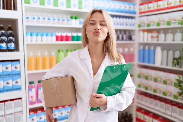 Mulher Caucasiana Jovem Trabalhando Farmácia Farmácia Caixa Segurando Fazendo Inventário — Fotografia de Stock